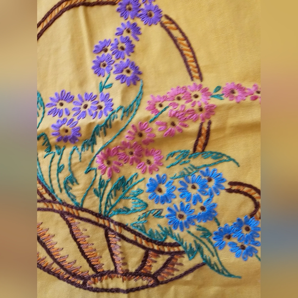 Embroidered tablecloth - Picture 4 of 7